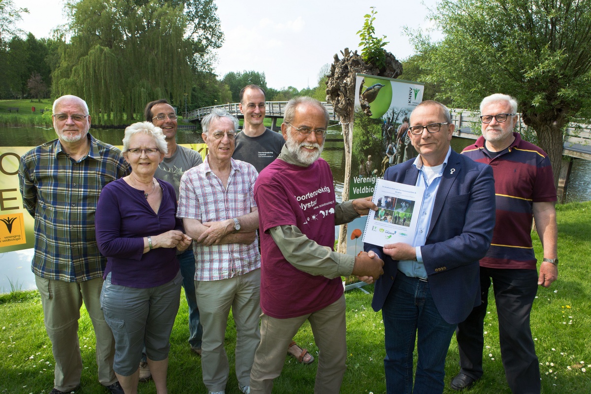Rapport Soortenzoekdag 2015 overhandigt aan wethouder John van den Heuvel