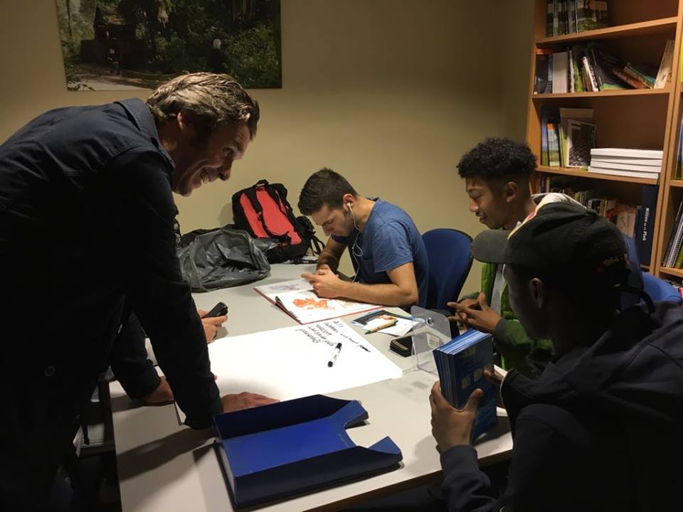 Leerlingen van ROC Almere tijdens workshop Plastic in de Duurzaamheidswinkel