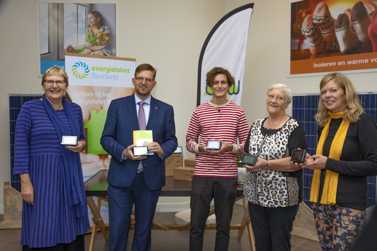 Wethouder Siepel ontvangt eerste energiemonitor