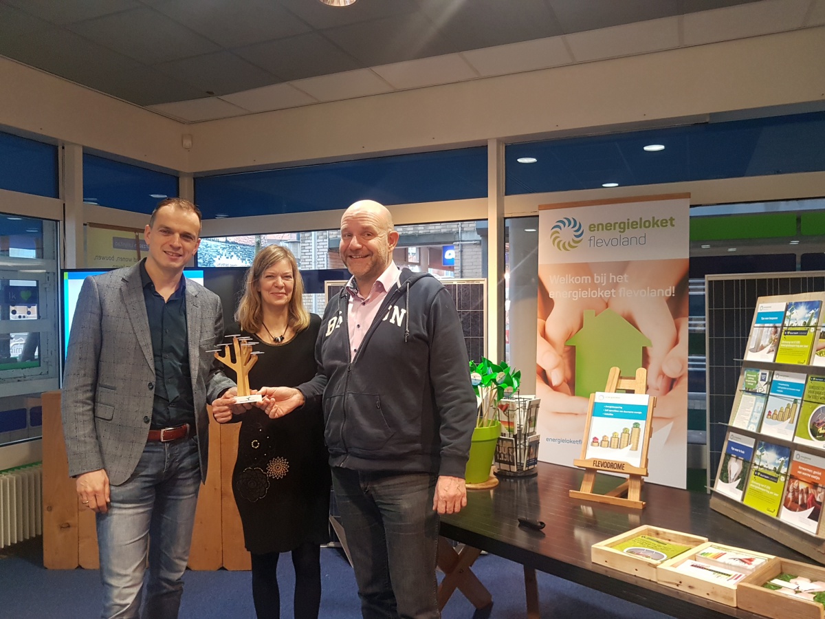 Winnaar klimaatbokaal en prijskaartje ananas