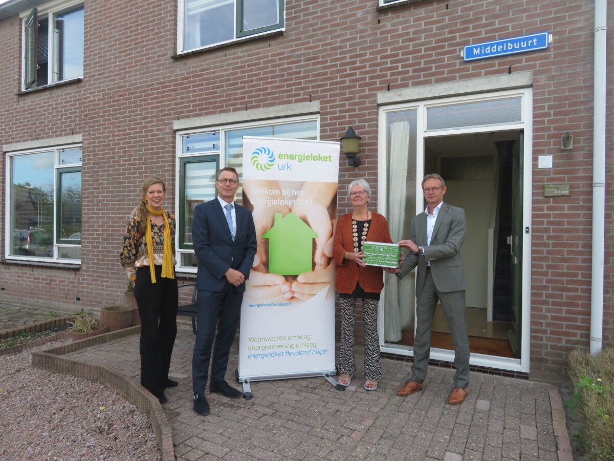 Eerste energiebespaardoos uitgereikt aan huurder op Urk