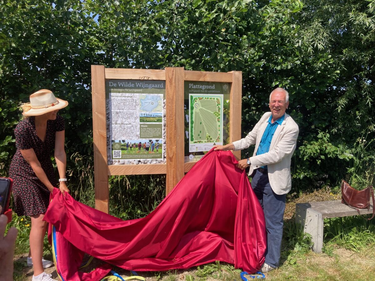 Nieuw informatiepaneel bij natuurwijngaard dankzij NMFF-Fonds Verbraaken