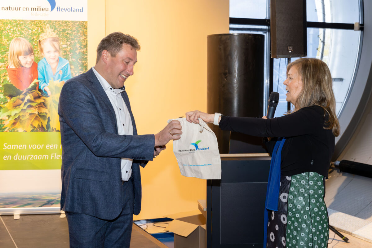 Gedeputeerde ontvangt cadeaus